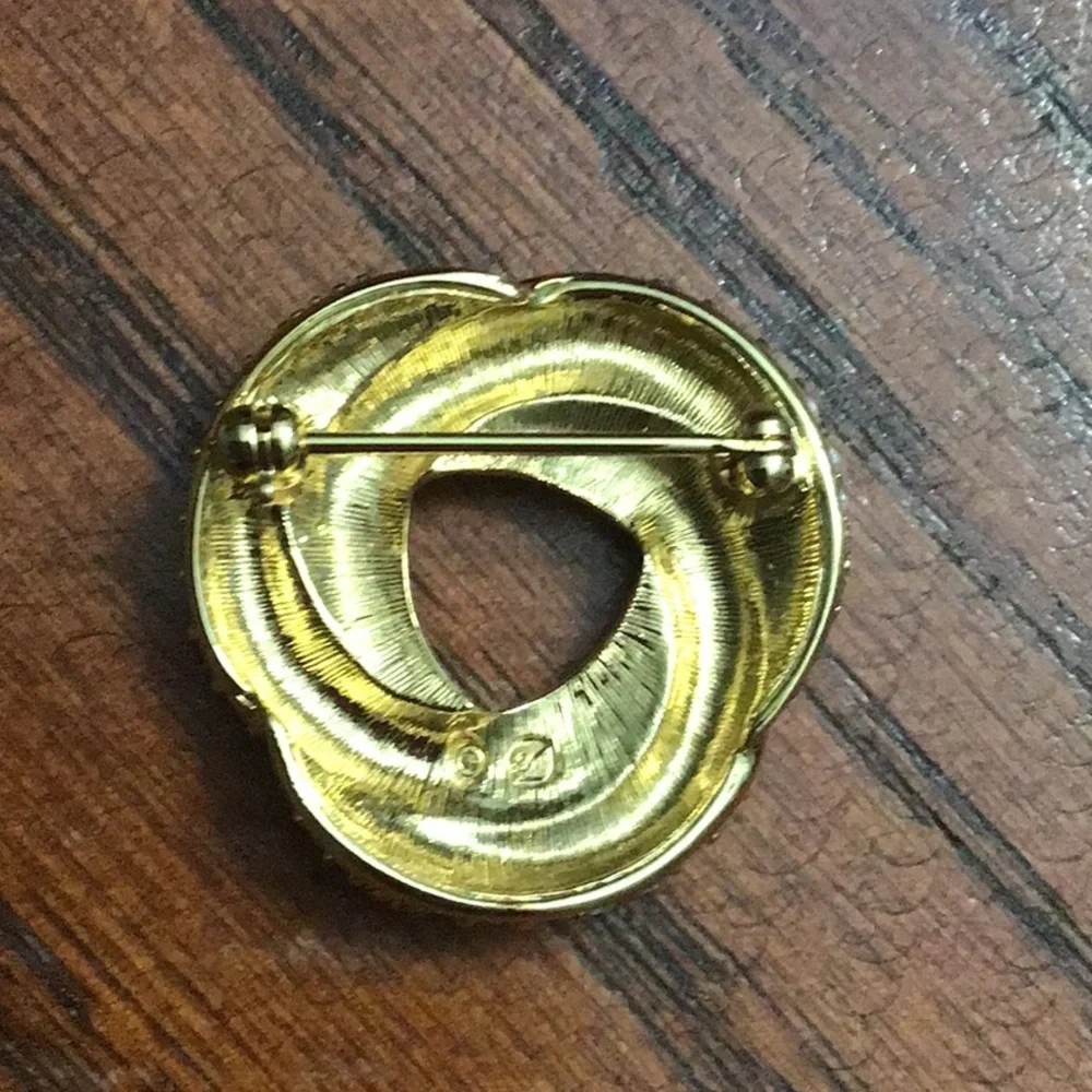 Beautiful Swarovski Love Knot Brooch (swan mark)